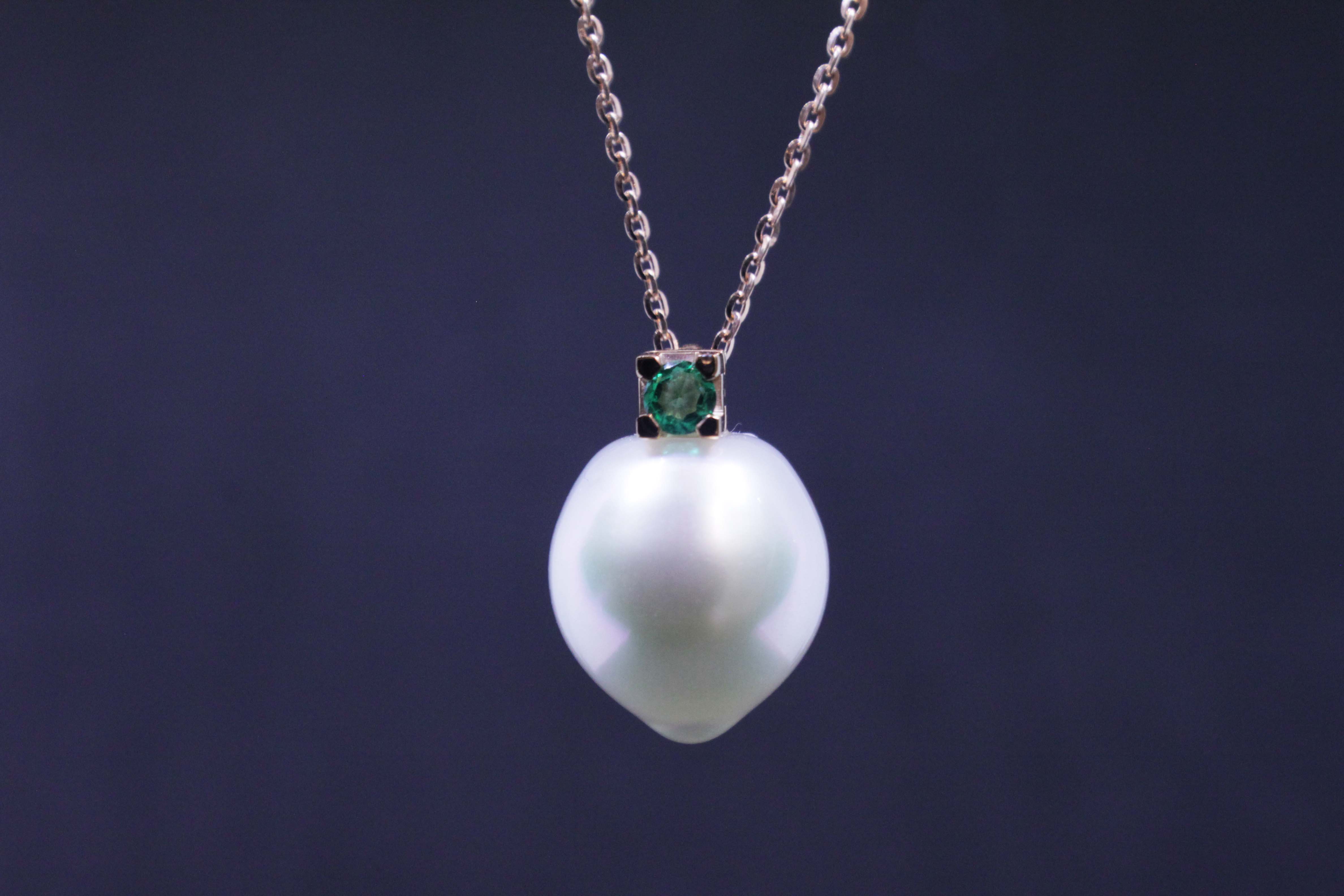 Rose gold pendant  with Australian baroque pearl and brilliant emerald cut