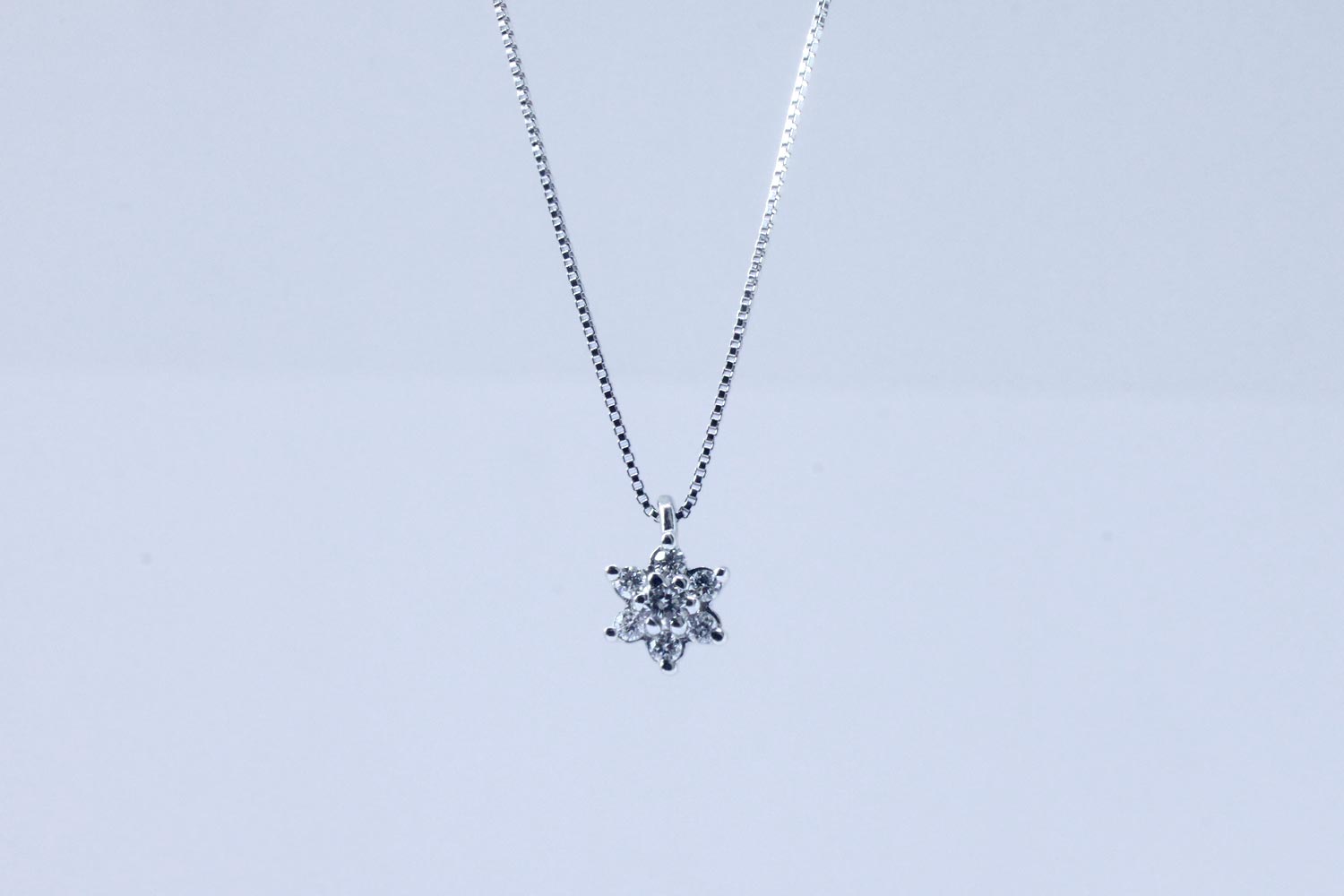 White gold Flower pendant with diamonds
