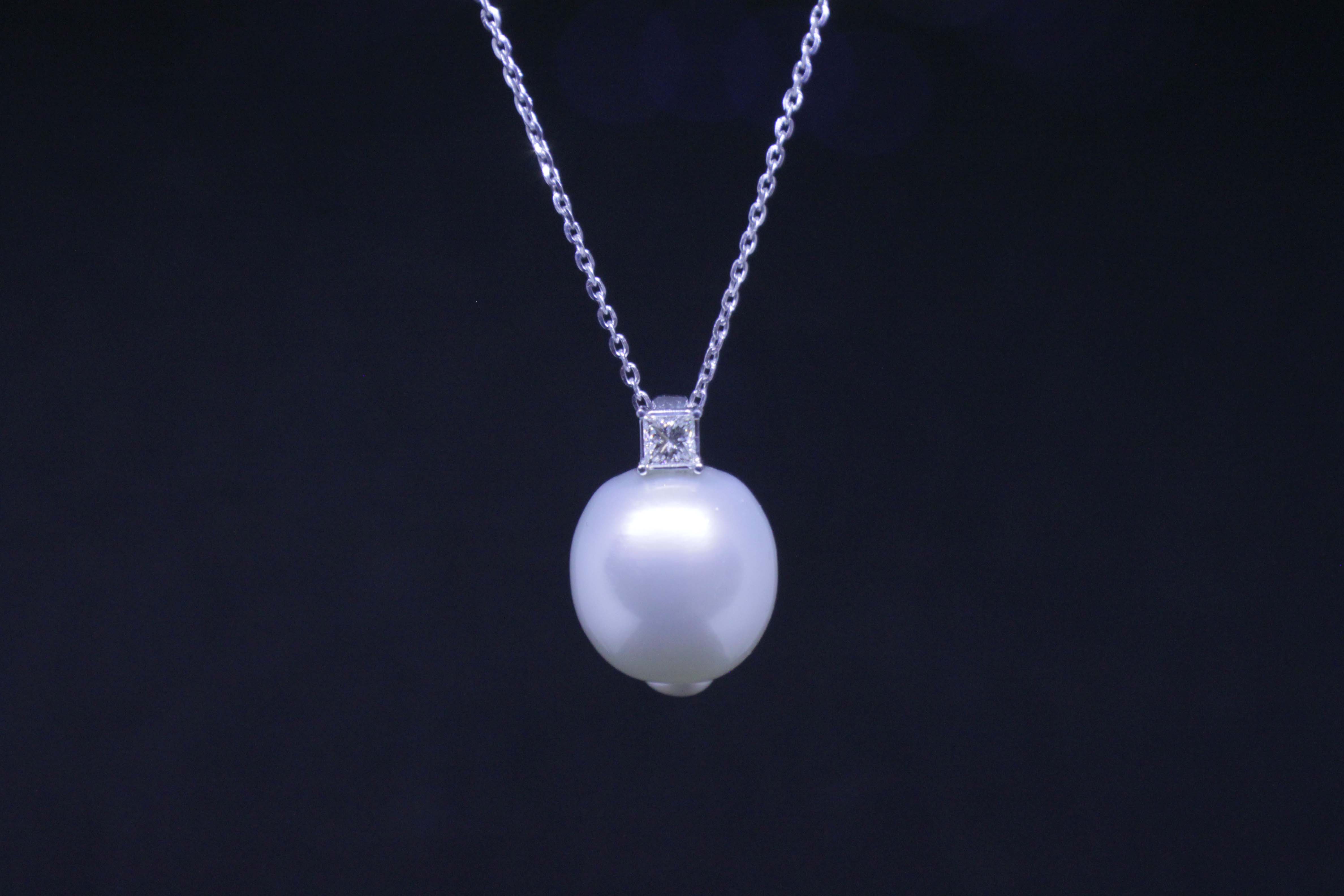 White gold pendant with Australian baroque pearl and diamond princess cut