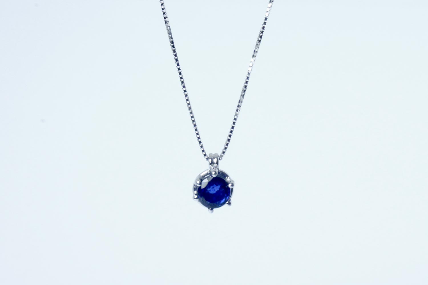 White gold pendant with sapphire