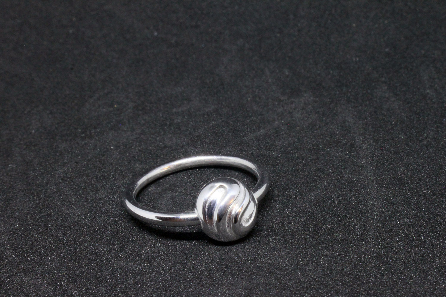 Silver ring with mobile bead Logo collection