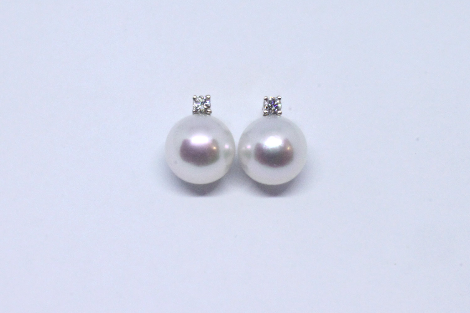 White gold earring with akoya pearls and diamonds