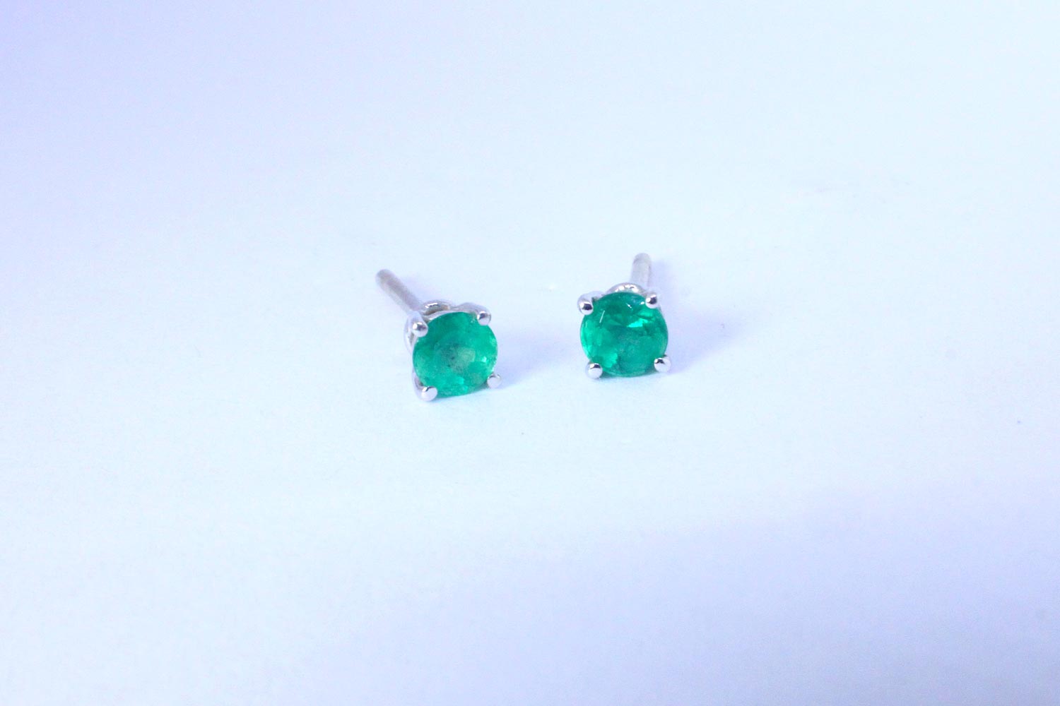 White gold earring with emerald