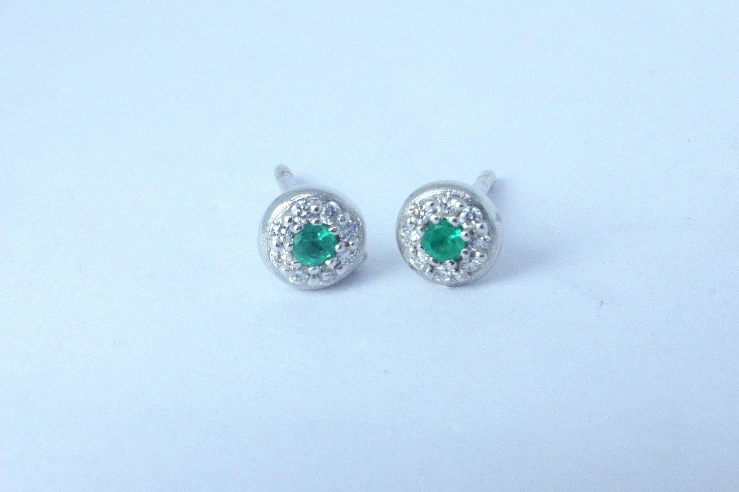 White gold earrings Bold collection with diamond and central emerald