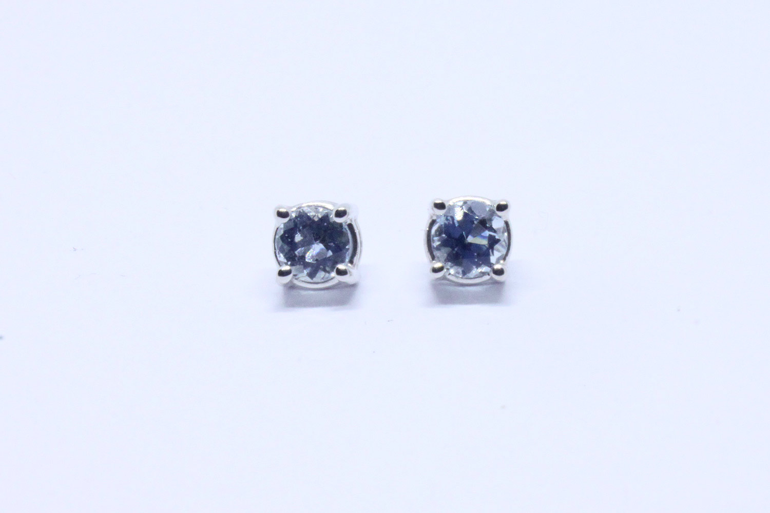White gold earrings with acquemarine brilliant cut