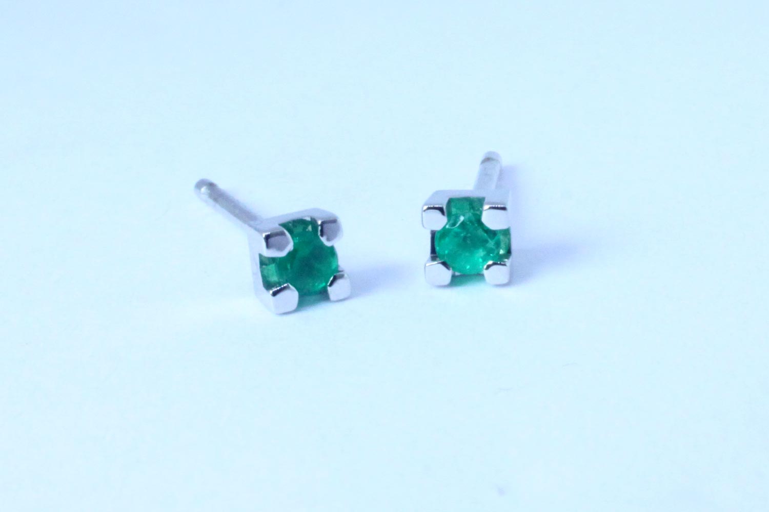 White gold earrings with brilliant cut emeralds