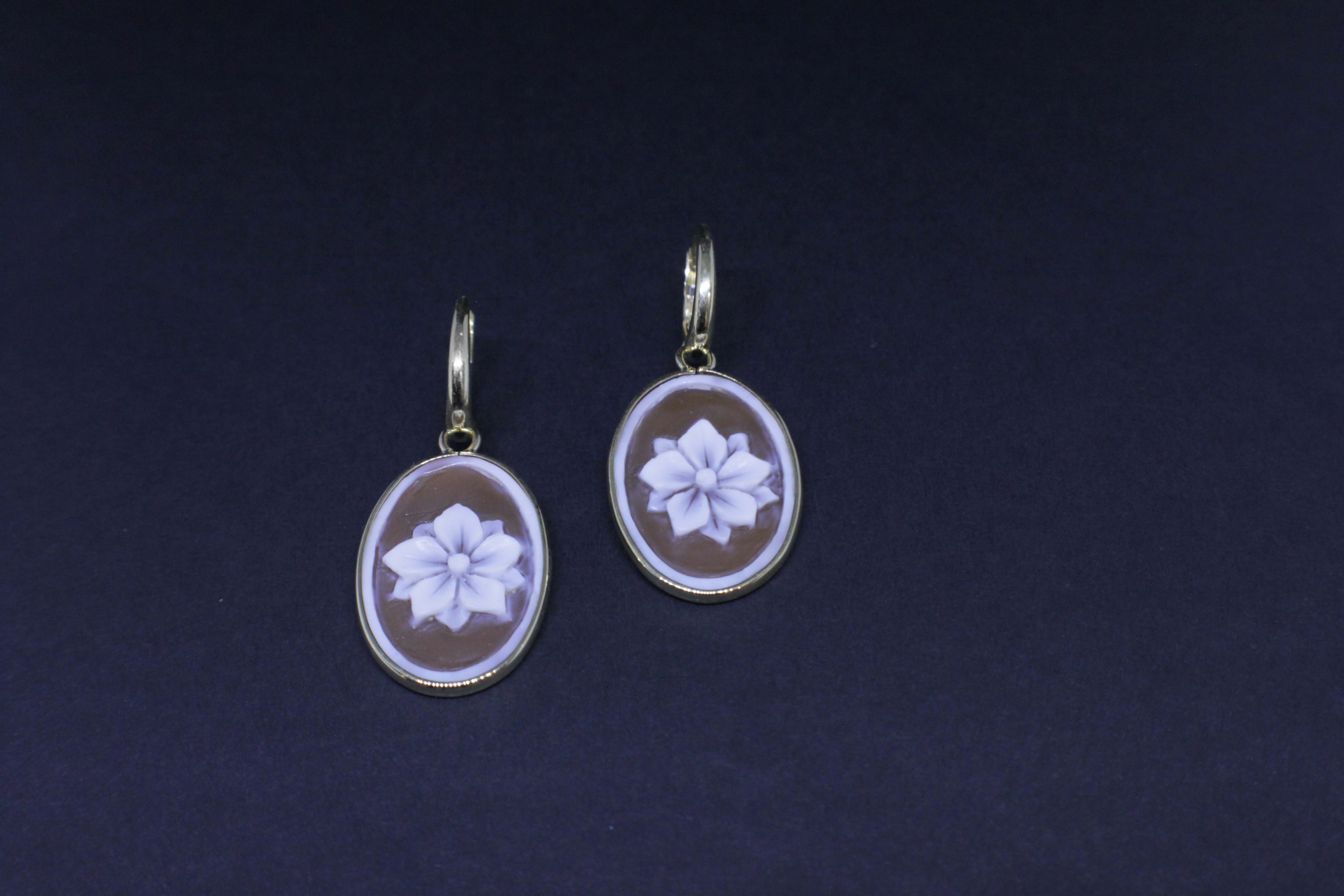 Yellow gold earrings with Cameo