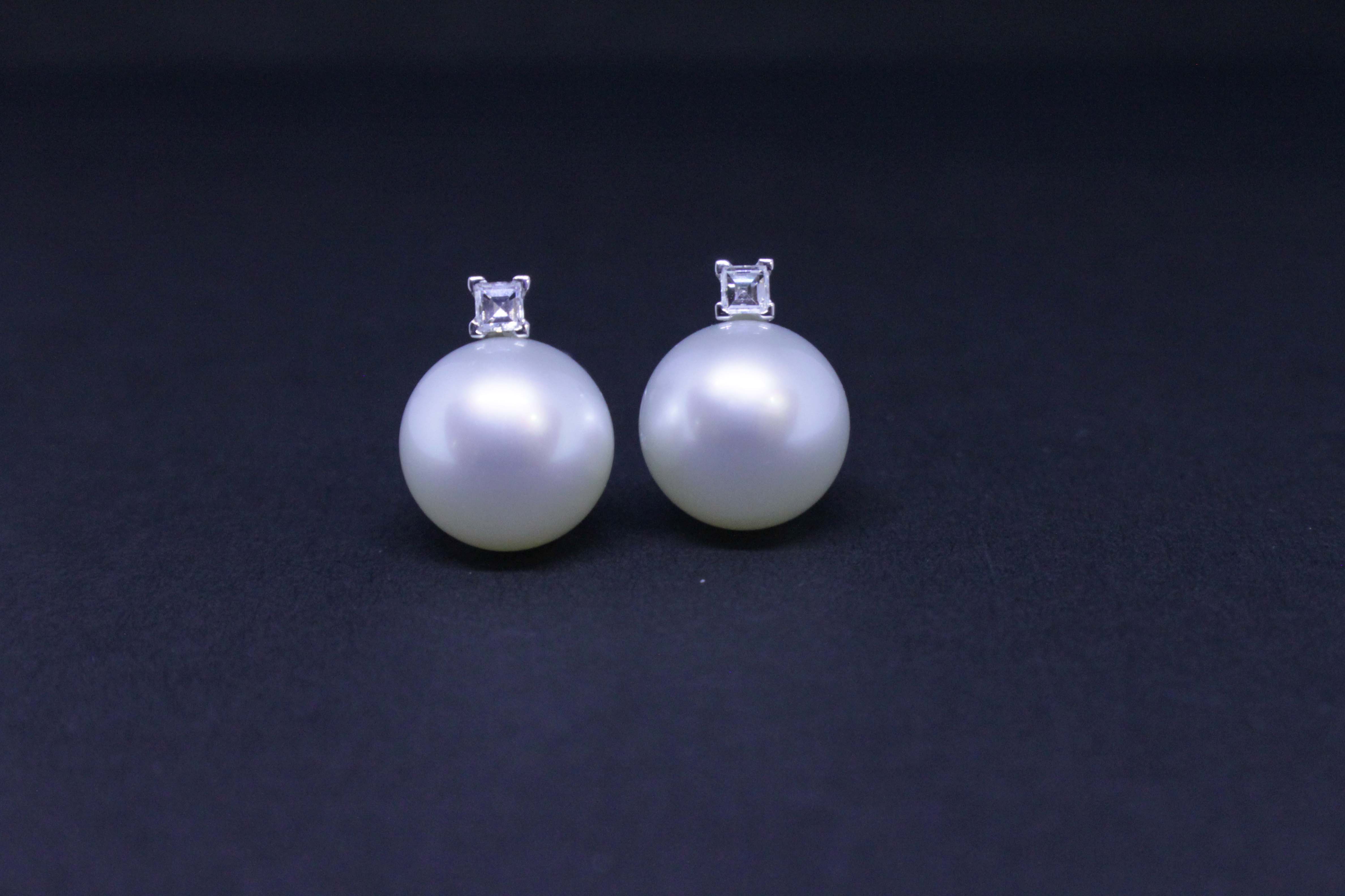 white gold earrings with Australian pearls and diamonds carre cut