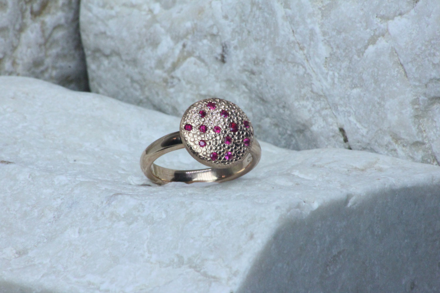 Anello collezione Sassi in oro rosa  e rubini - disponibile in piu varianti